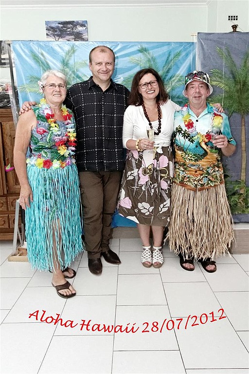 HawaiiParty (29).jpg - Met de aanwezigen op de foto